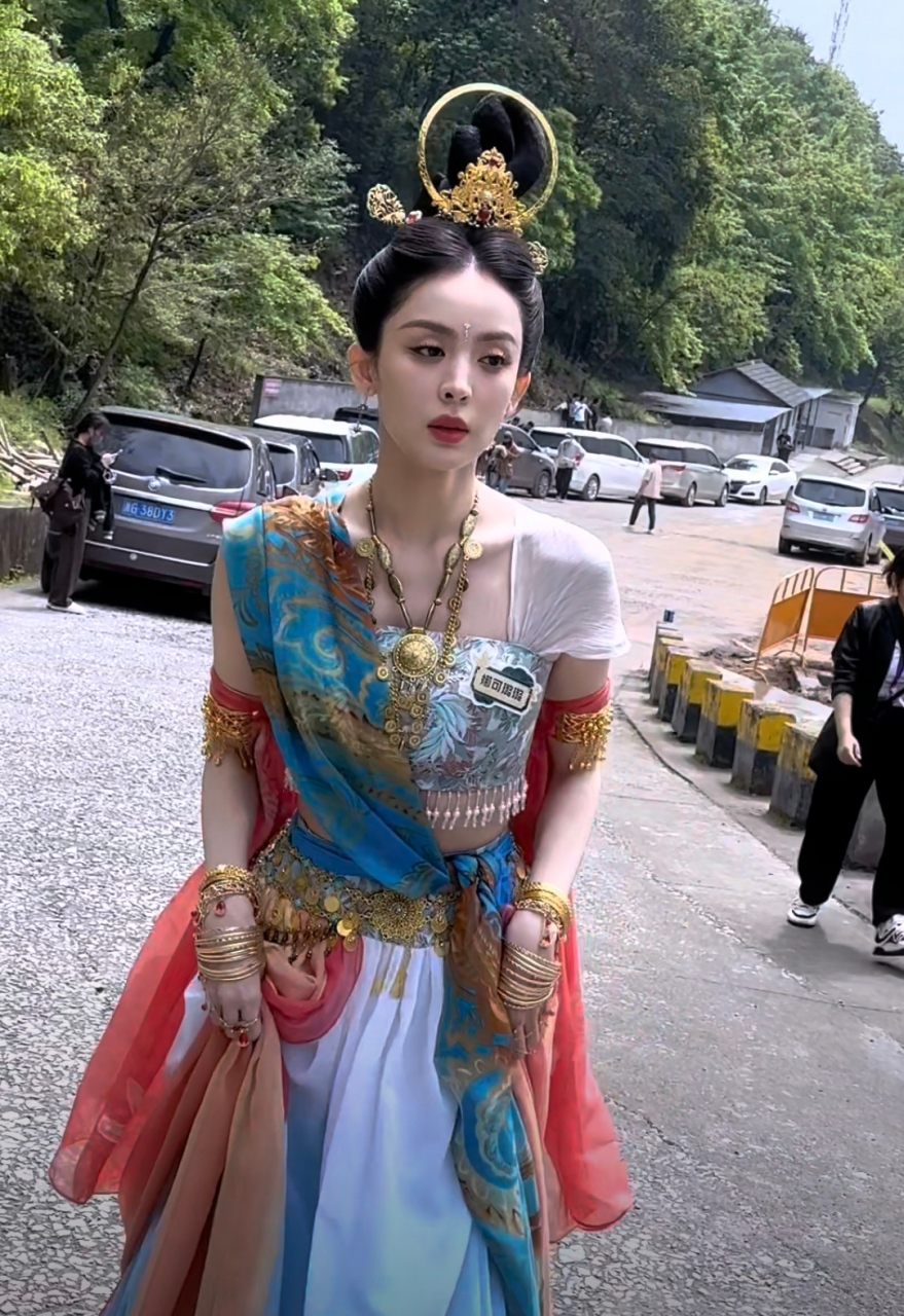 娜扎录综艺敦煌女神造型美出圈,演技不够美貌来凑,观众对她的长相好感