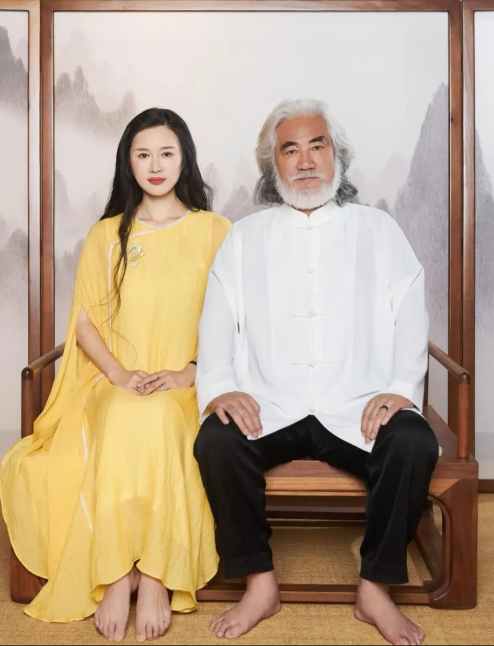 真心想不明白,这么年轻漂亮的美女嫁给一个老头子,难道真的是真爱吗.