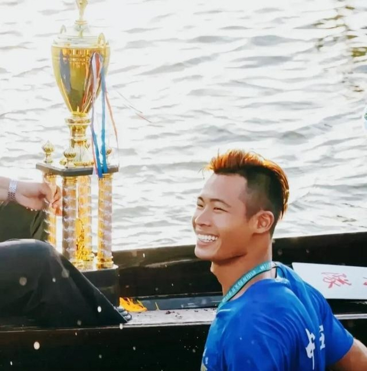 他奋力划船,头发炸起的样子让人印象深刻,被网友亲切戏称为"炸毛哥".