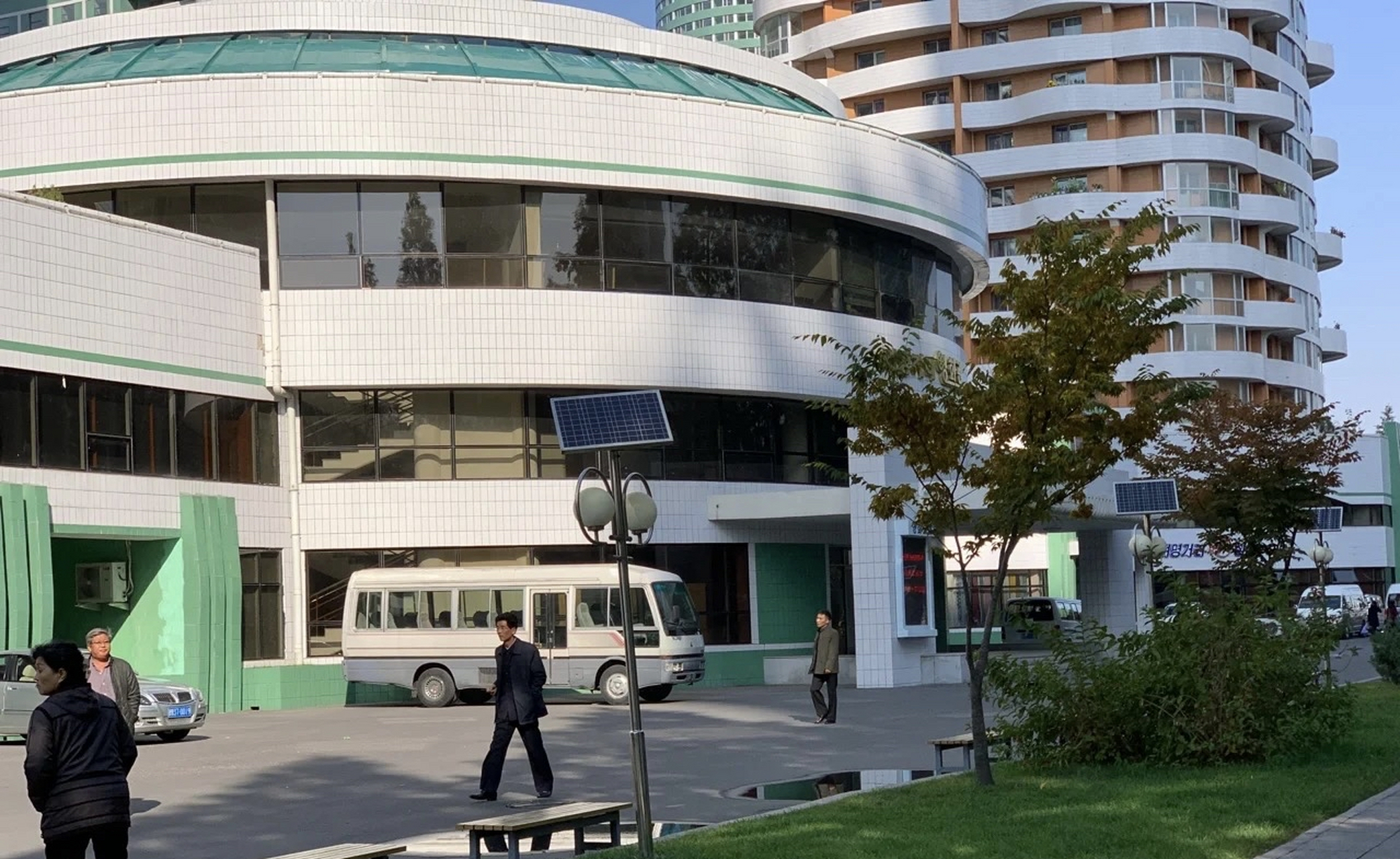 位于朝鲜平壤的黎明大街,号称是北京的"三里屯",这边高楼林立,建筑