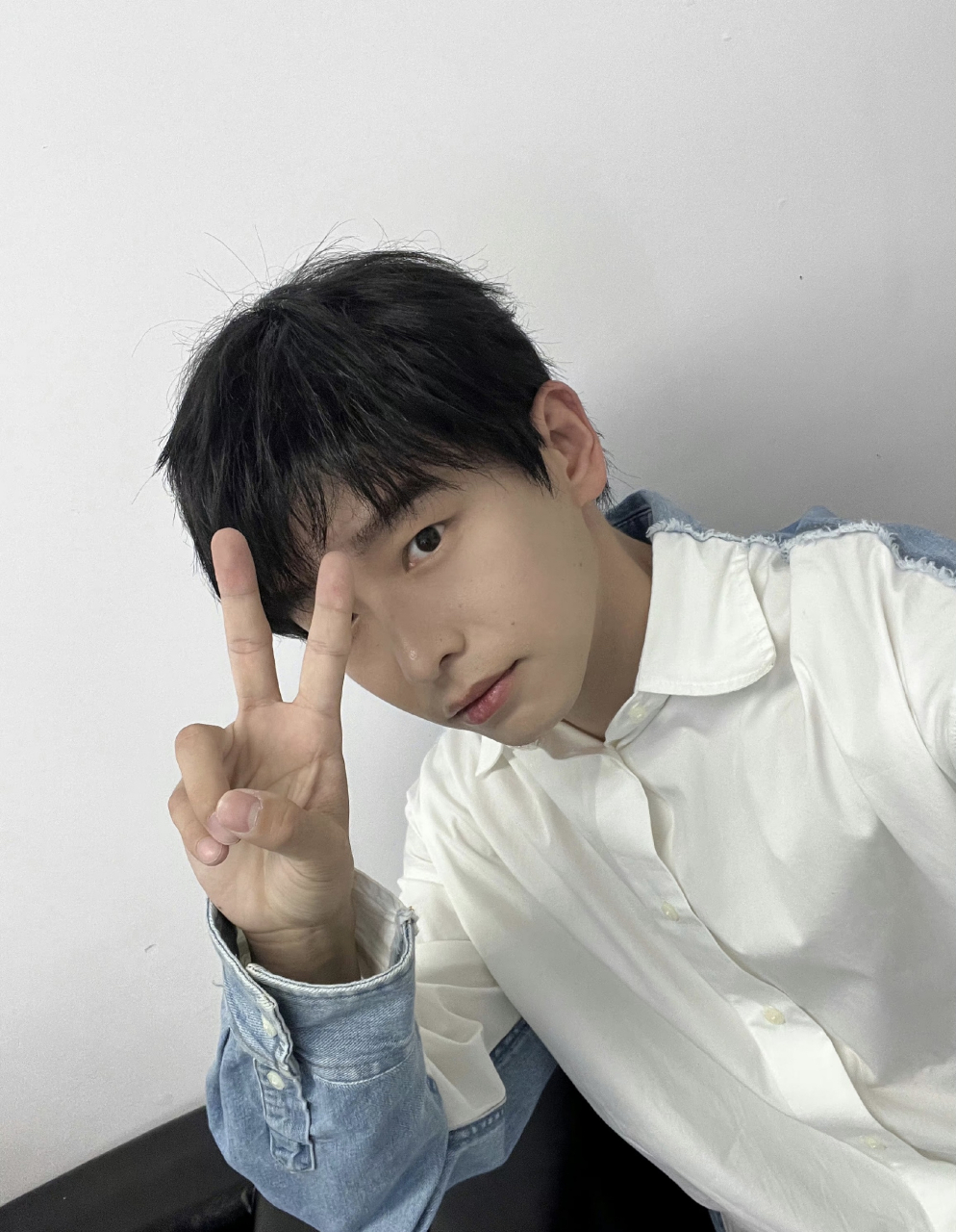 彭昱畅自拍,帅哥拍照都只会比剪刀手么