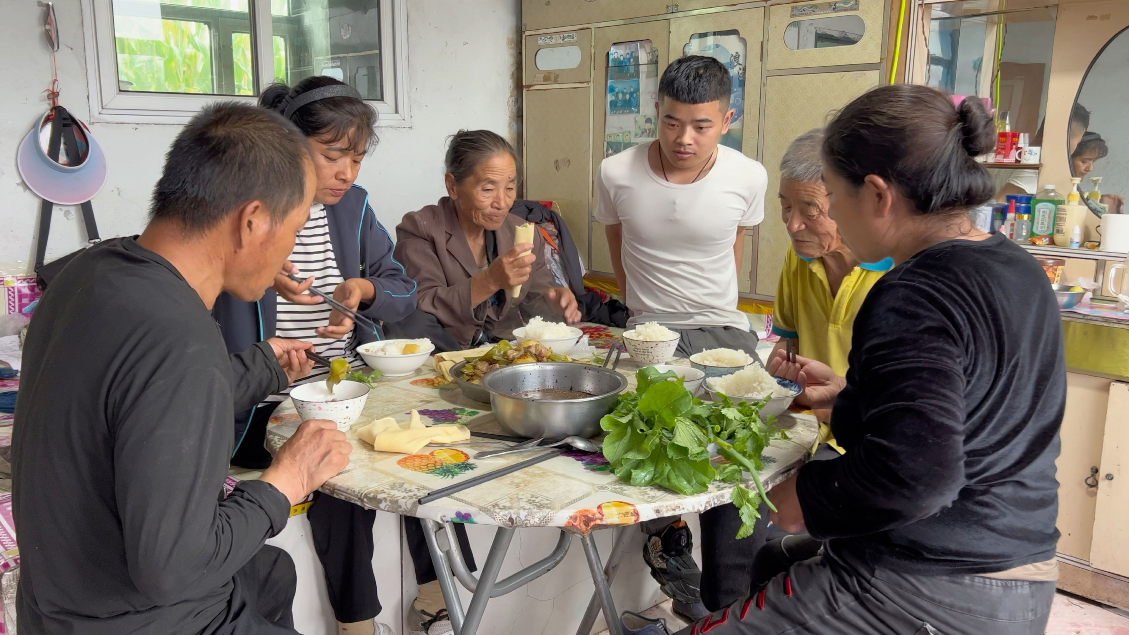 70多岁姥姥养18只鸡,一天就宰杀一半,强爸就负责给他们做午饭