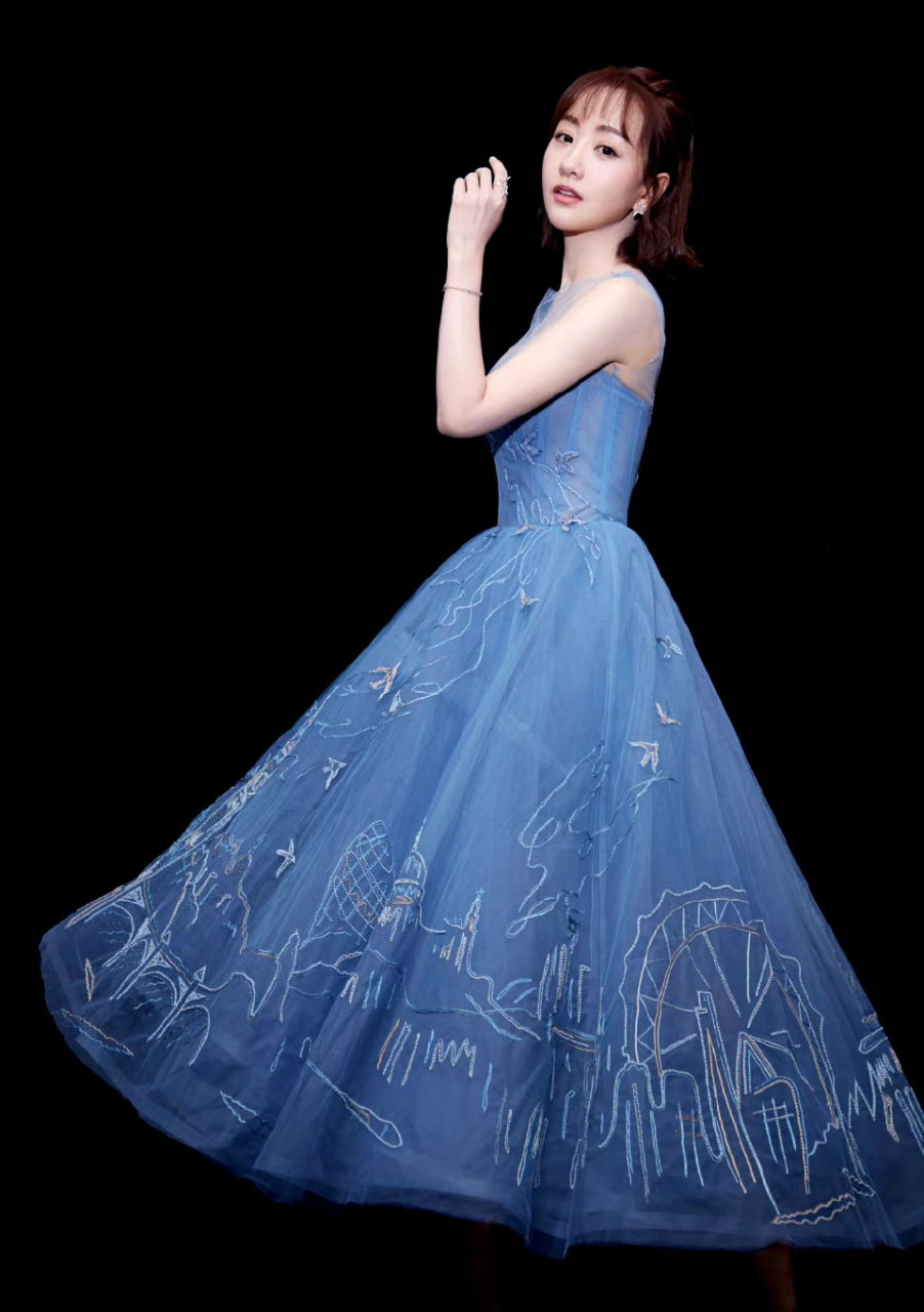 杨蓉露肩蓝色长裙造型好美啊!
