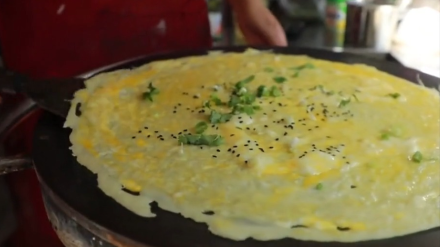 花3200学来的手艺!煎饼果子放薄脆,怎么还卷起了卤肉?