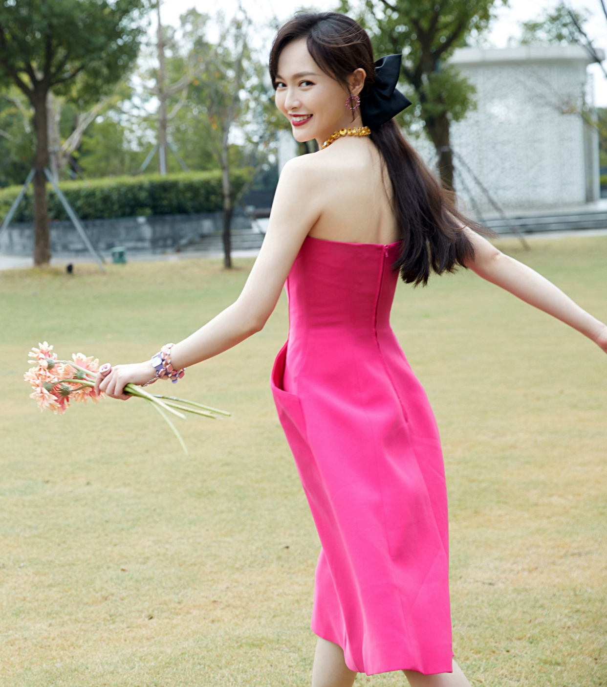 唐嫣美图,一袭粉红抹胸礼裙,肤白貌美,优雅瑰丽