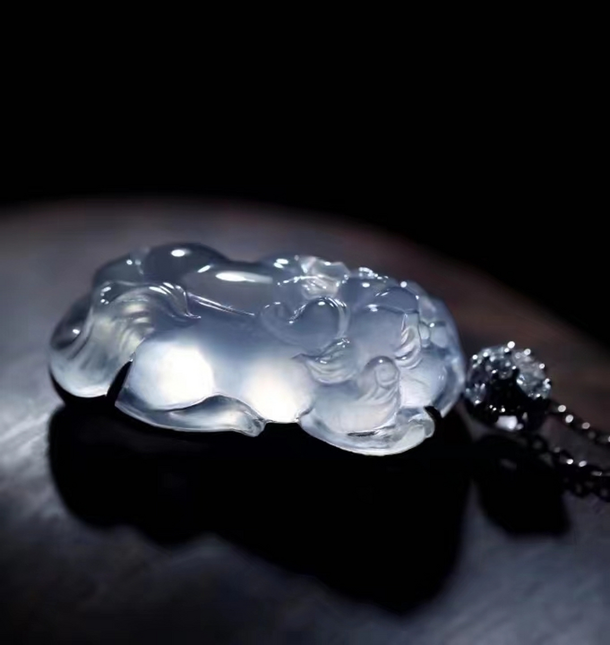 高冰玻璃种翡翠貔恘,白冰底,这般种水品质东西,现在实在是太罕见了