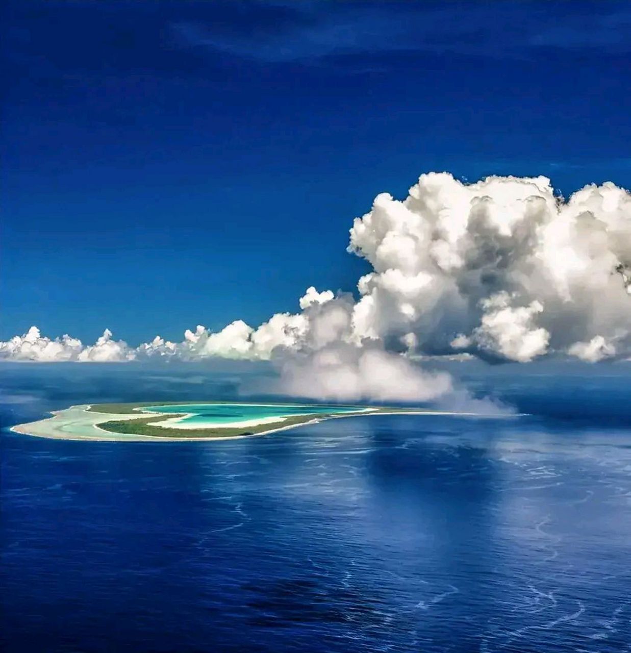 天海蓝一色, 无风云自涌. #分享诗意美景# #旅行