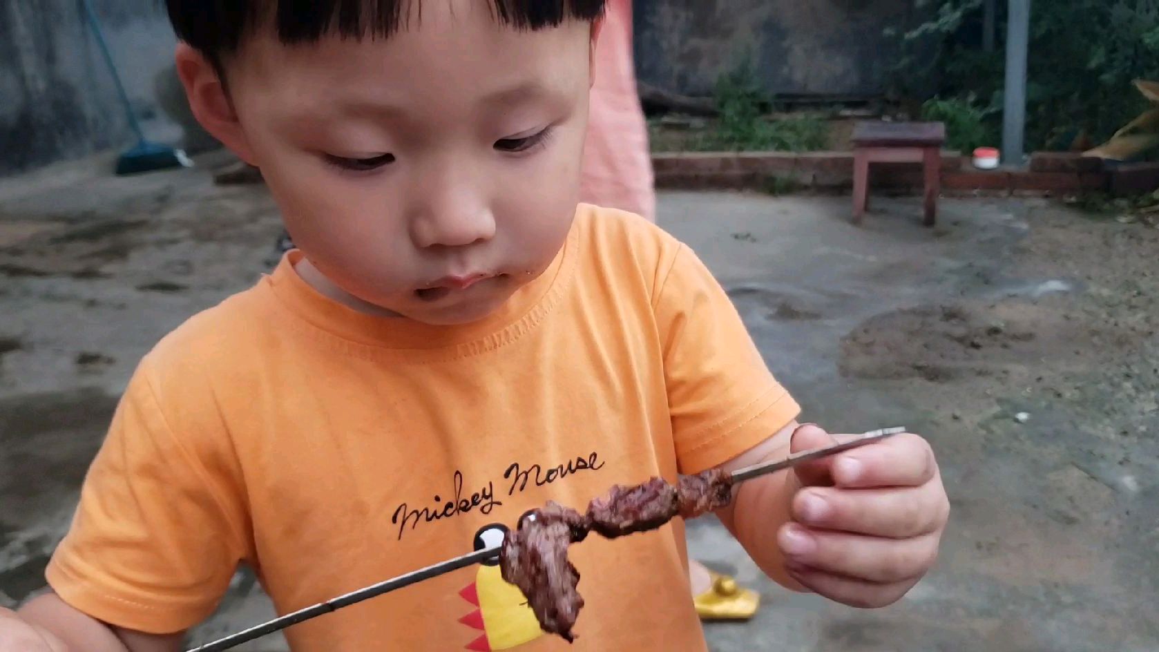 今天买了七十元牛里脊肉烤着吃,老二吃嗨啦