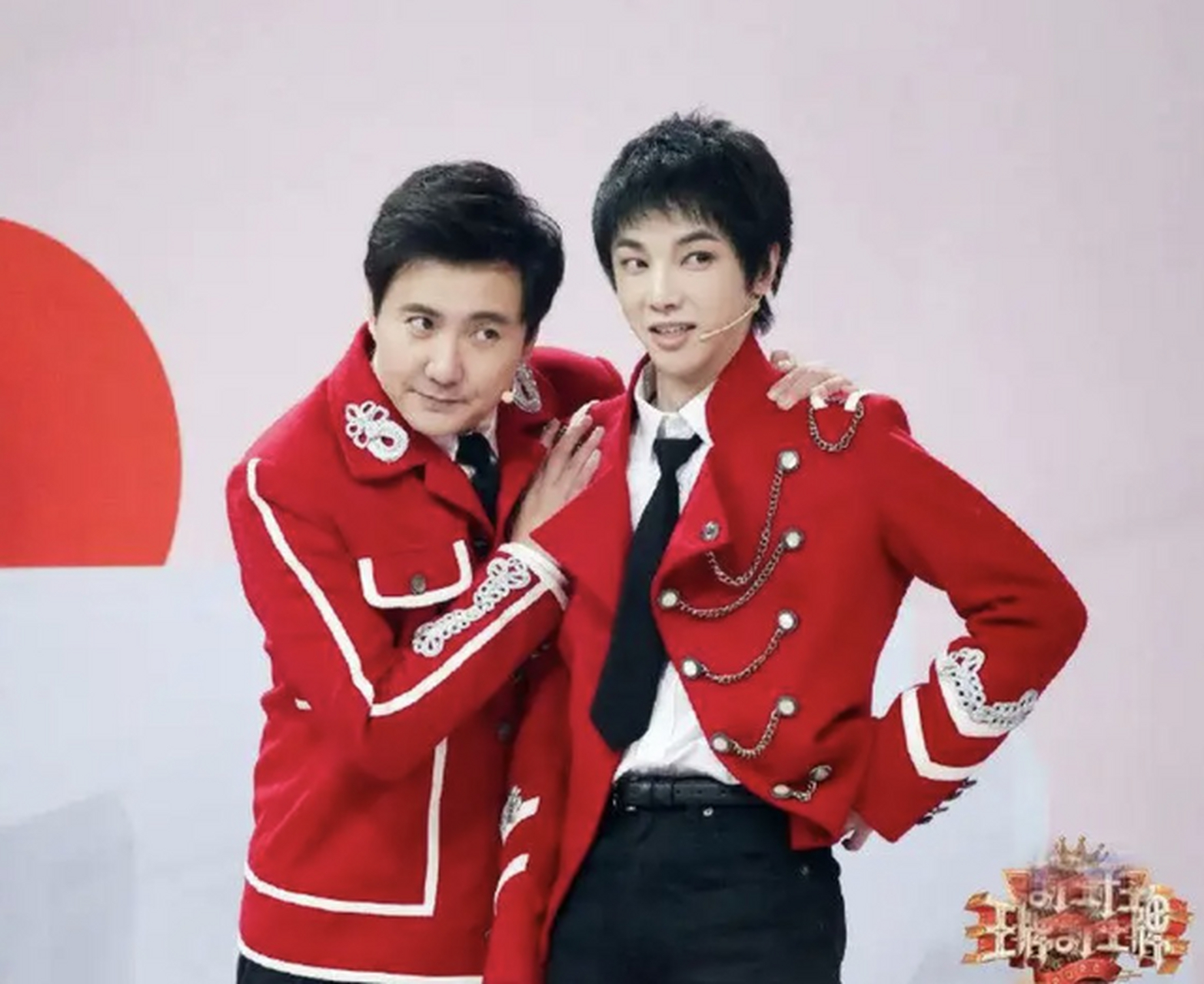 华晨宇和沈腾是蓝台综艺节目《王牌对王牌》的常驻嘉宾,作为王牌家族