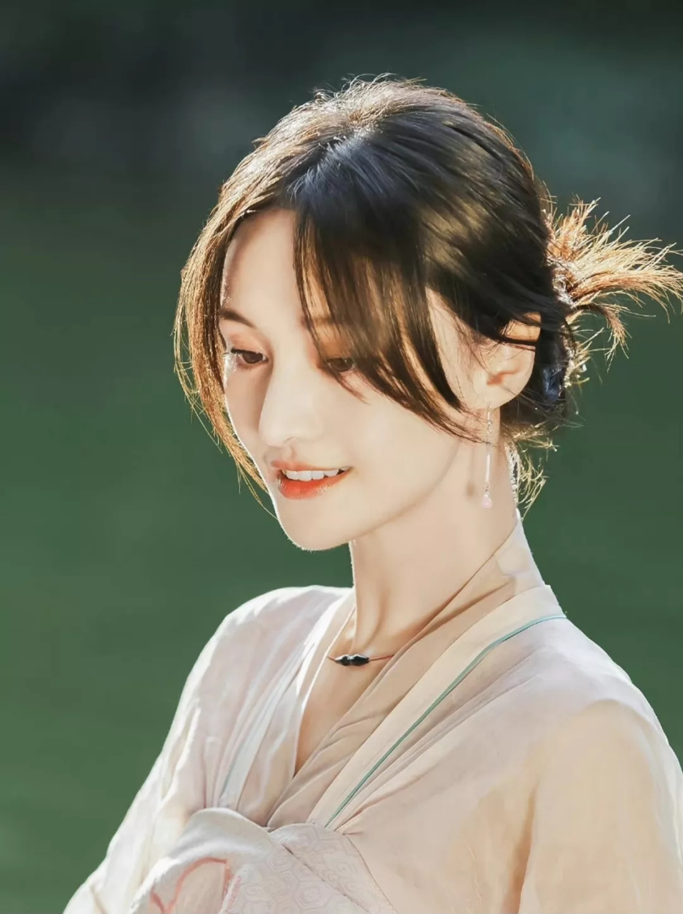 郑爽又要跟张恒打抚养权官司了,因为只要抢到抚养权,她就能靠孩子继续