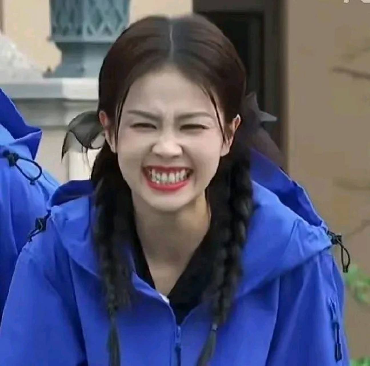 白鹿在综艺里时常露出爽朗的笑容,但可以看出,她的牙齿十分不整齐,笑