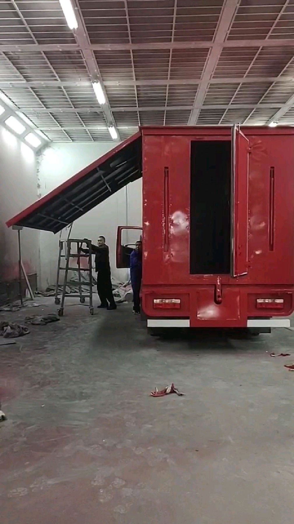 双排座蓝牌小型流动舞台车随车可带56名演出人员可轻松解决演出人员