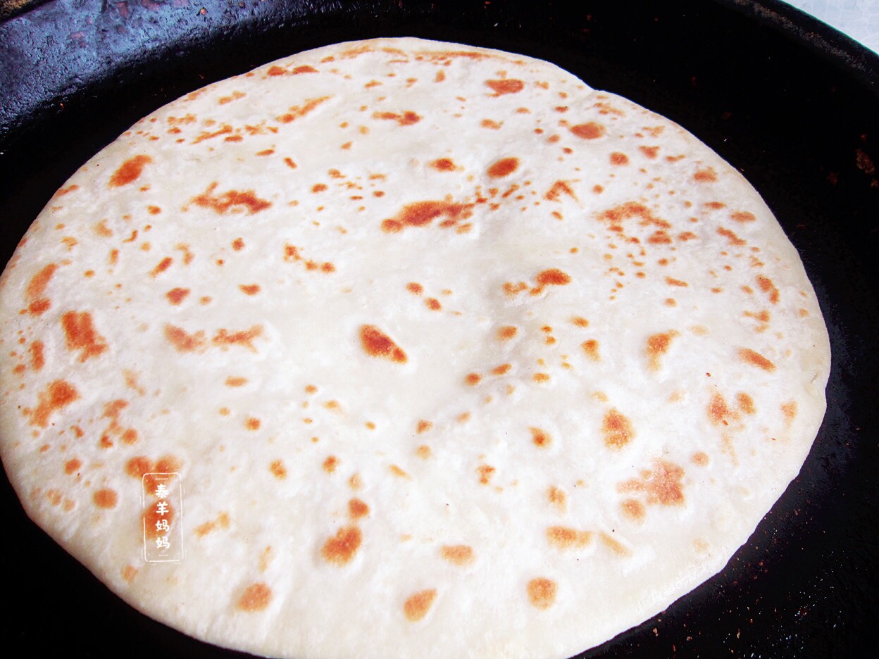 烙大饼也有技巧,这样烙大饼,柔软多层,凉了也不会变硬