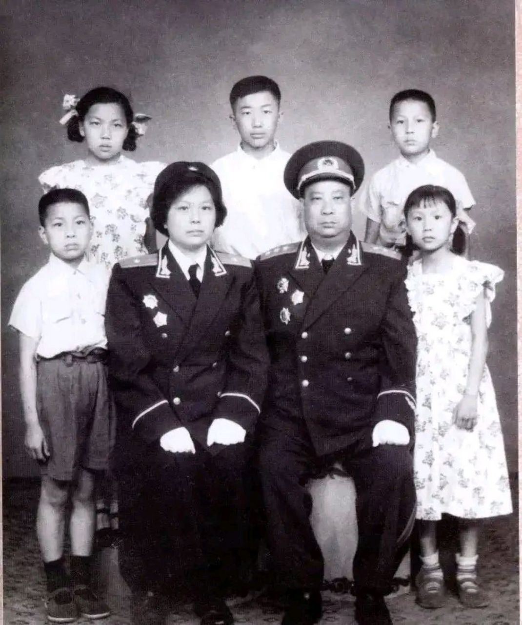 1959年,贺炳炎上将和妻子姜平,孩子贺雷生,贺北生,贺陵生等人,一张