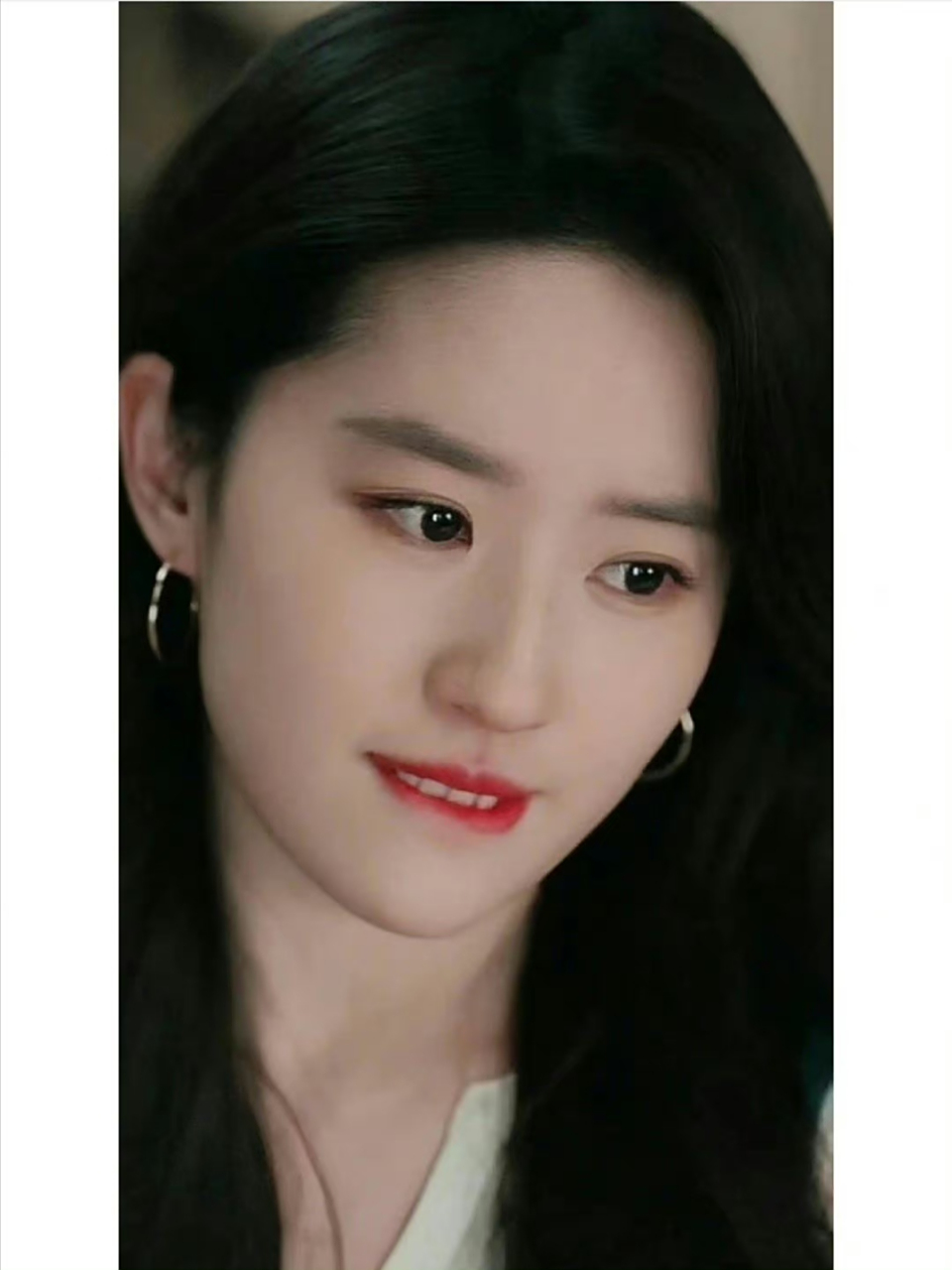 刘亦菲美女咬嘴唇