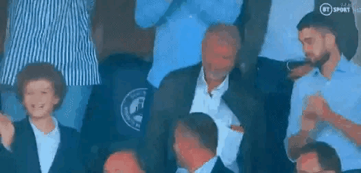 好,哈弗茨取得进球,镜头很专业的给到了阿布,阿布站起来为切尔西鼓掌