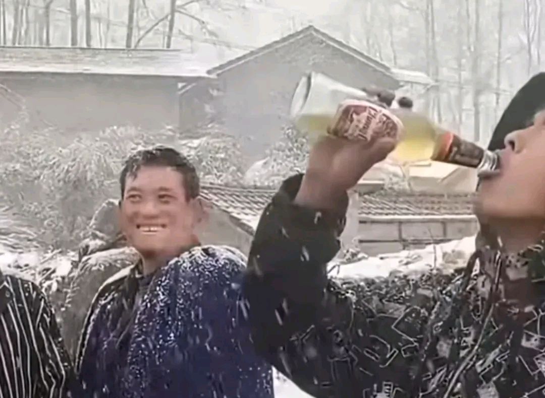 再大的雪也挡不住凉山人喝酒