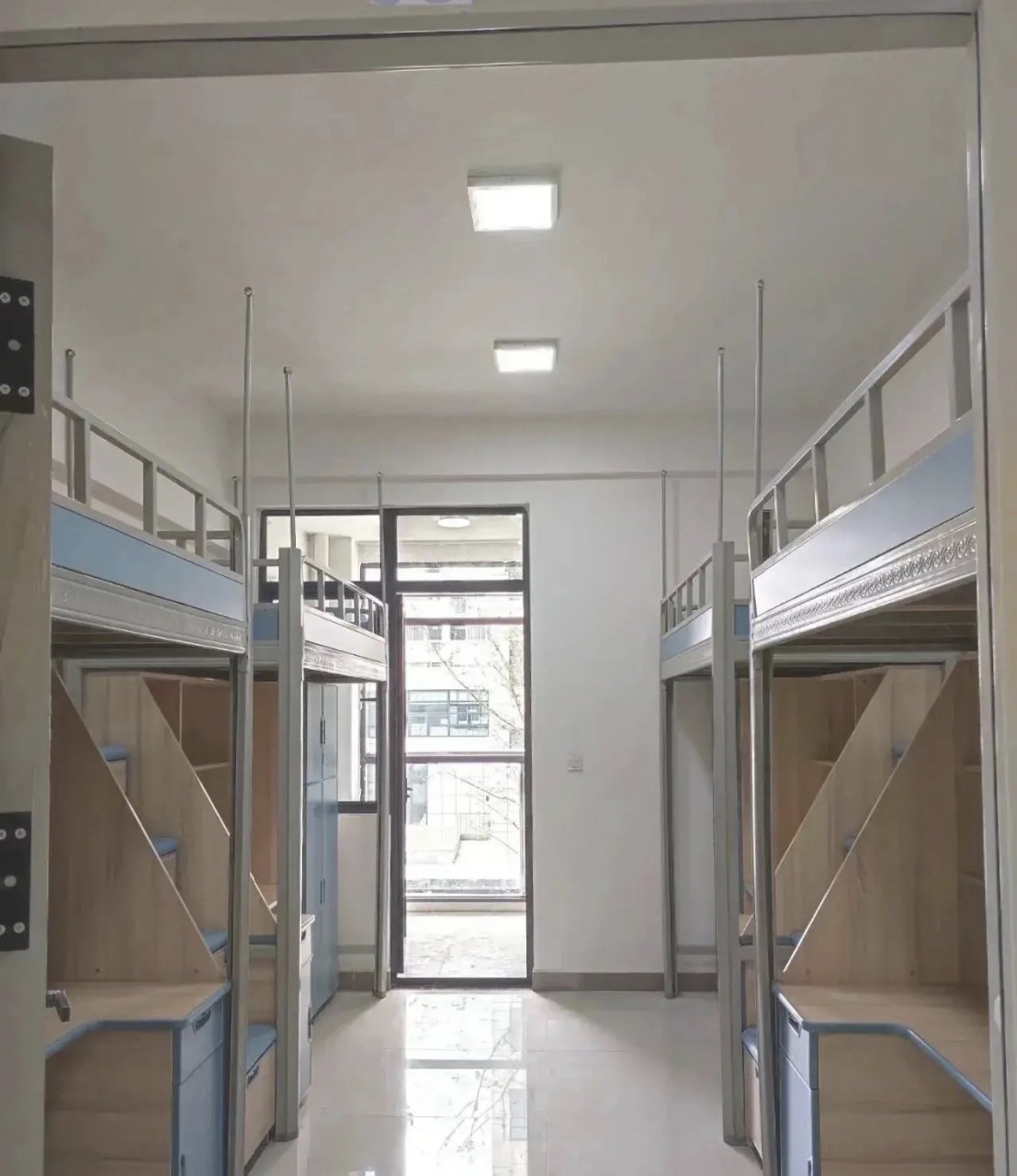 南京信息工程大学学生宿舍,四人间,上床下桌,安装空调,宿舍环境真不错