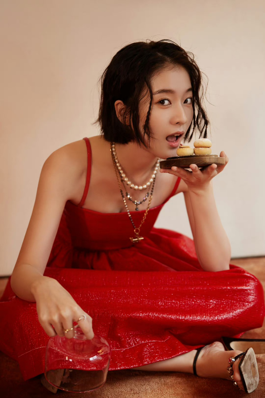 演员张雪迎大方展示美腿玉足,张雪迎雪白的美脚搭配一字带凉鞋真是太