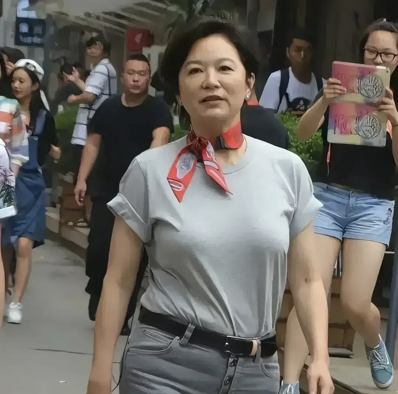 近期69岁的林青霞,在街头散步,她露出了淡淡的微笑,岁月从不败美人,老