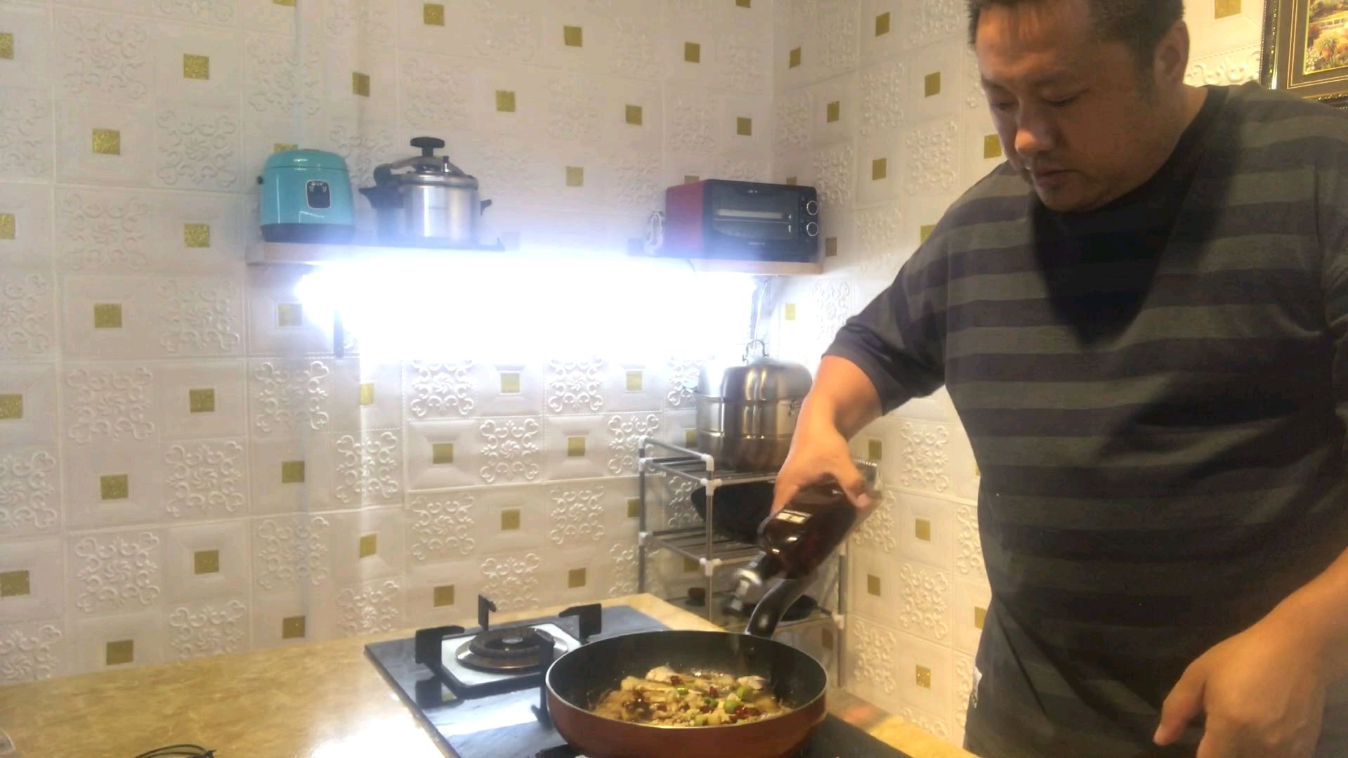 农村大哥做红烧带鱼盖饭,吃的又快又香