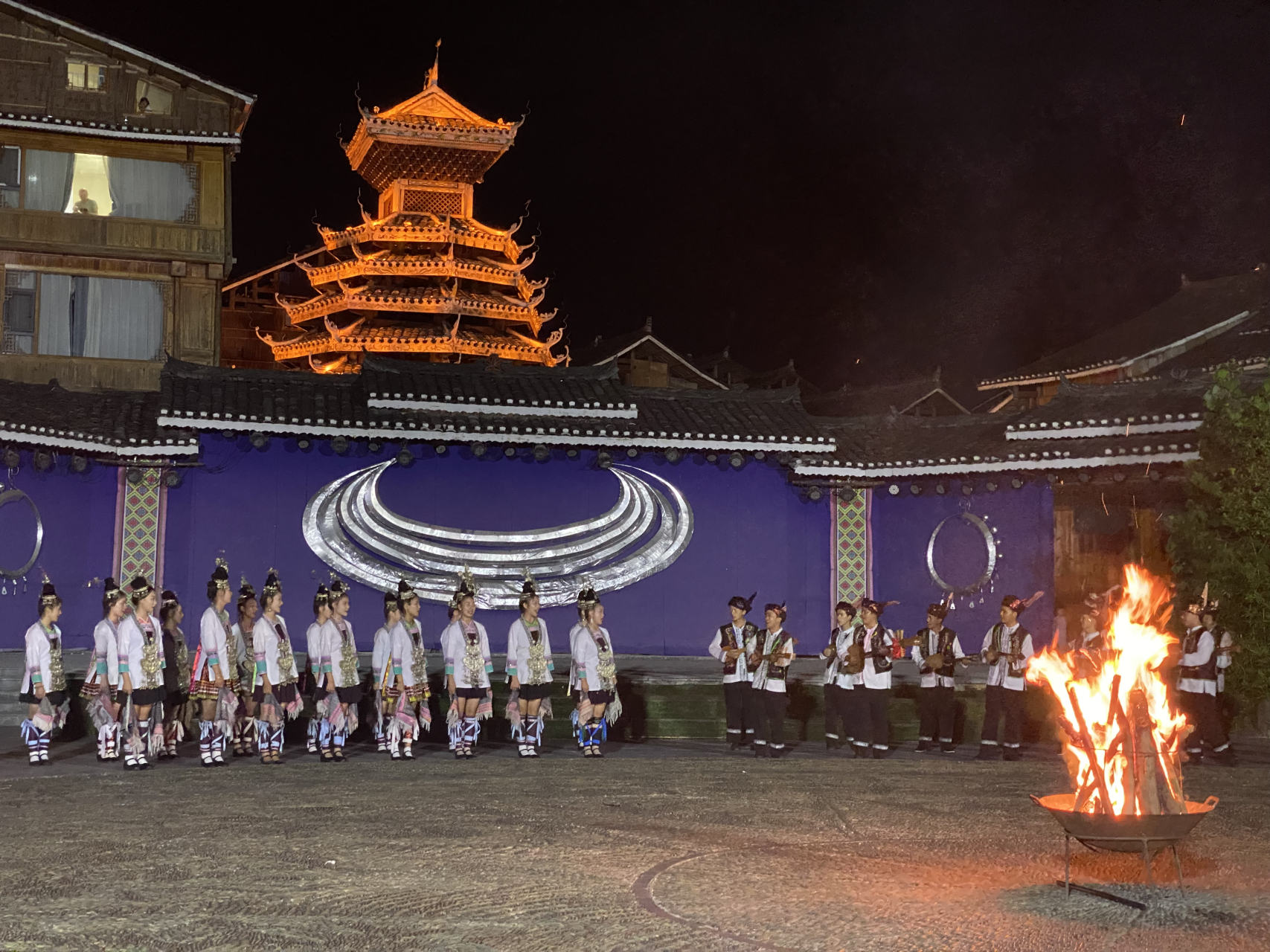 来到肇兴侗寨,晚上体验当地的篝火晚会