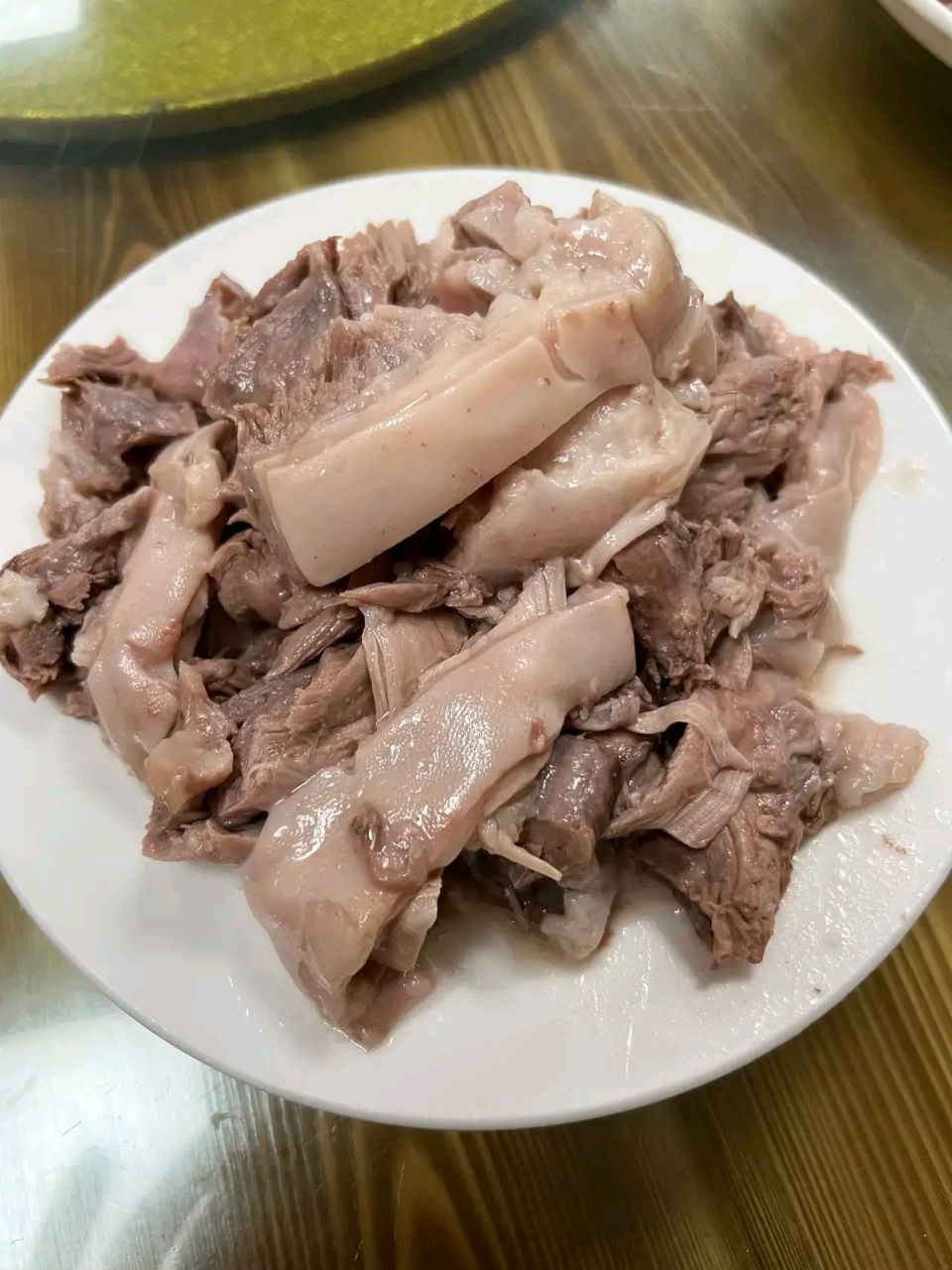 大家觉得一份正宗的东乡手抓羊肉卖25块钱算不算贵呢?