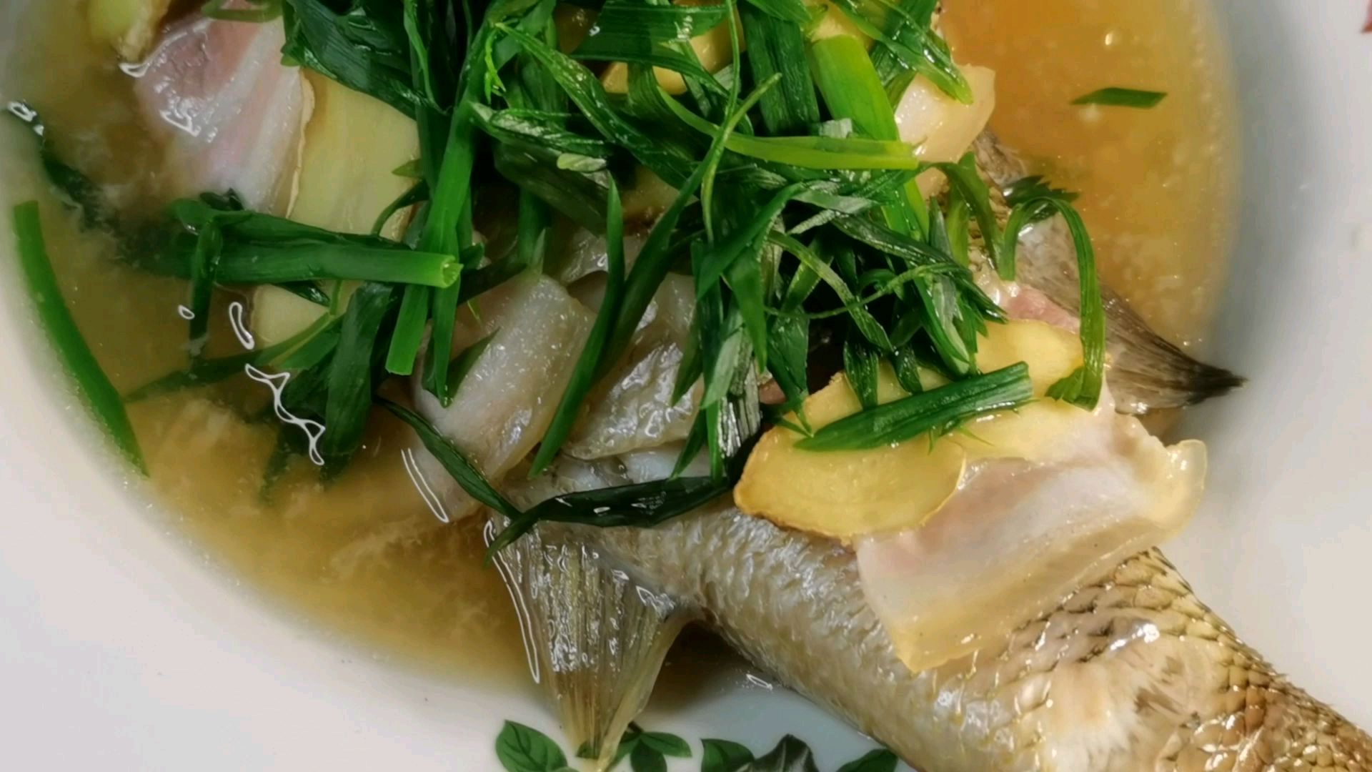 咸肉蒸鲈鱼,江浙菜的特色制作,鲜嫩爽滑,鲜美无比