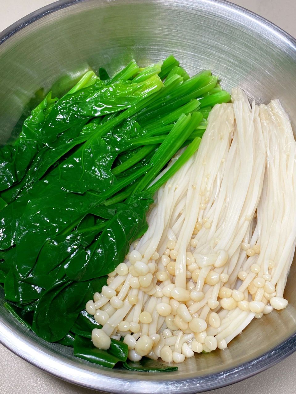 今天分享好吃低卡的菠菜拌金针菇! 爽脆好吃,做法简单!