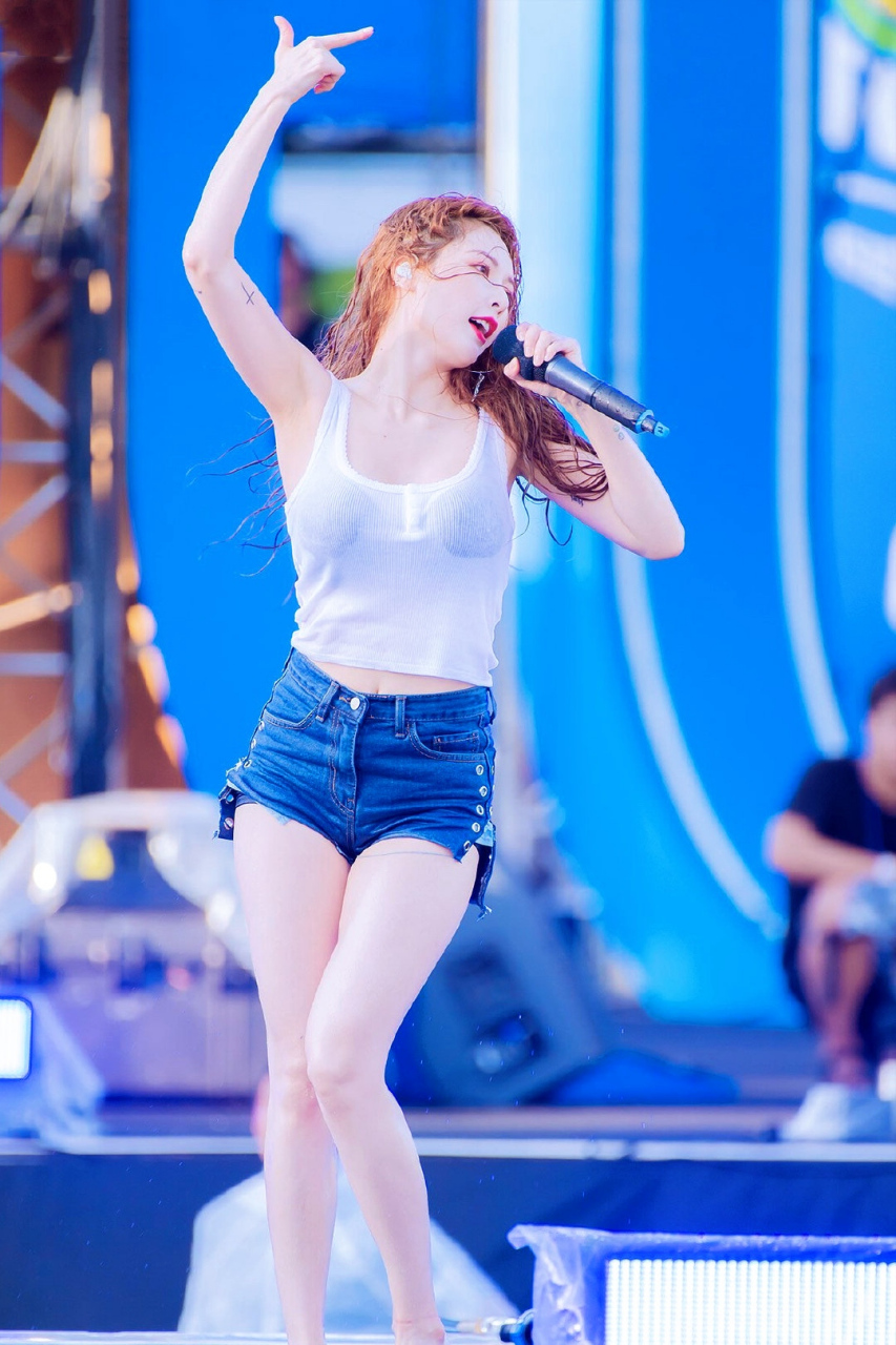 金泫雅# 水上音乐节湿身热舞,马儿嗨起来美人能顶得住