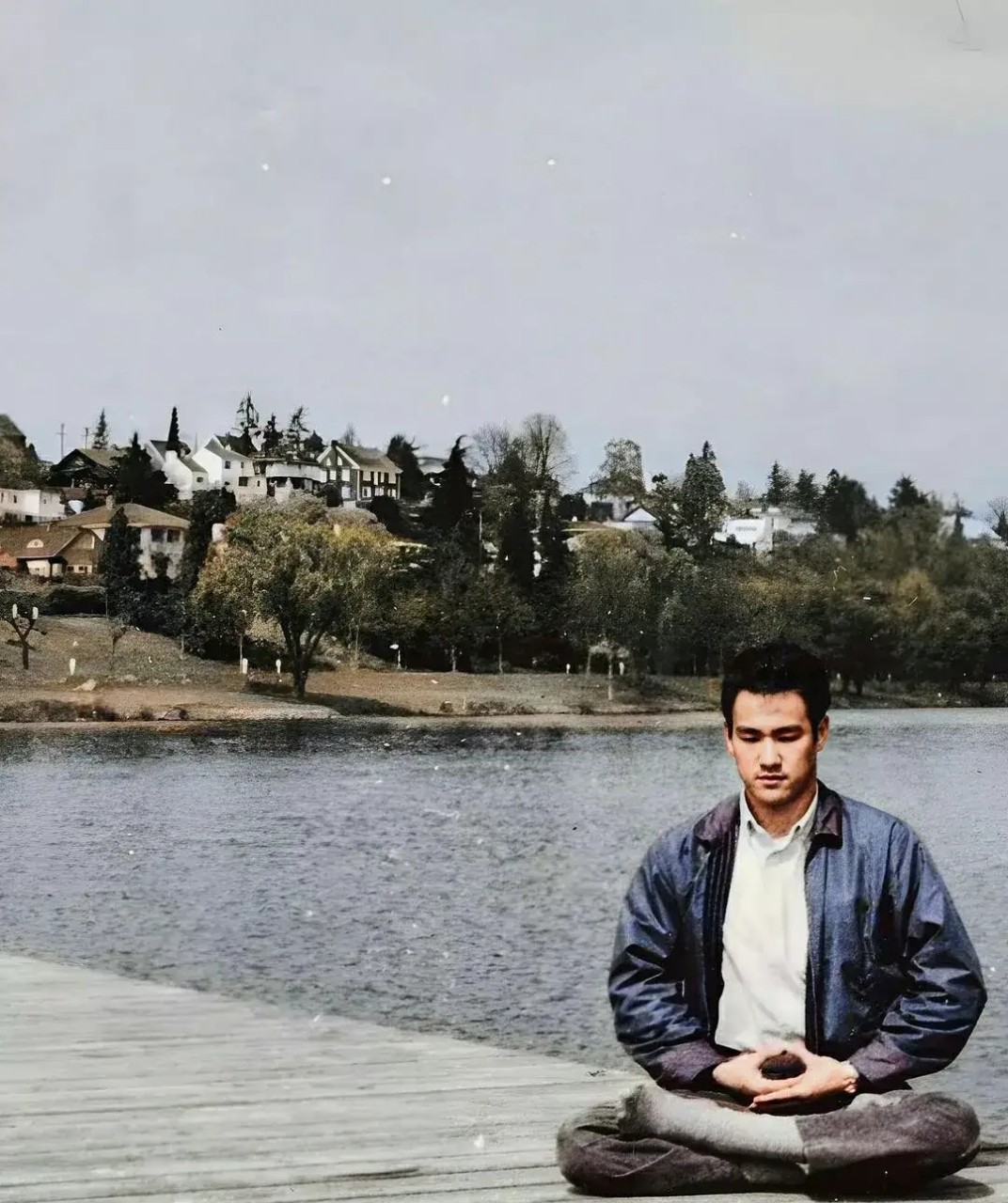 年轻的李小龙在美国西雅图湖边打坐,此时的李小龙还有点微胖,并不是