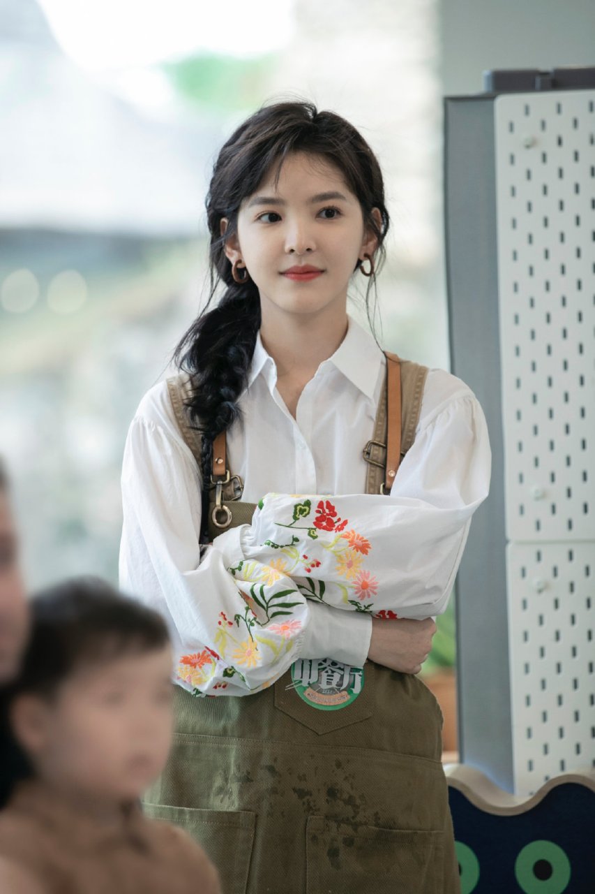 章若楠高清壁纸头像(二十三)[亲吻]