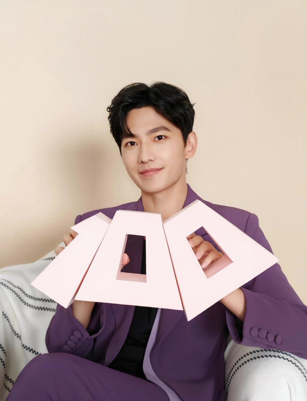 杨洋还是一如既往的帅,一身紫色西装,很是惊艳,活泼又不失贵气!