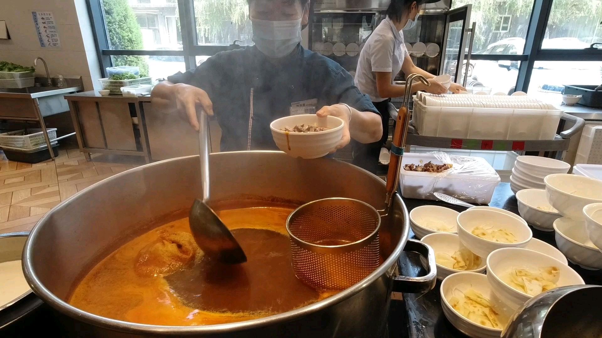 老北京八旗羊汤,羊汤泡馍羊杂汤,来了一碗羊杂汤特别好吃!