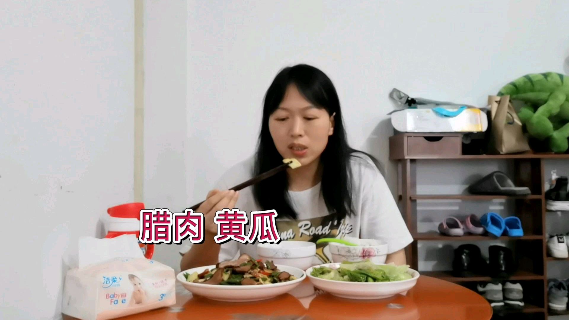 腊肉有很多种做法,腊肉炒黄瓜少见,但还真少不了