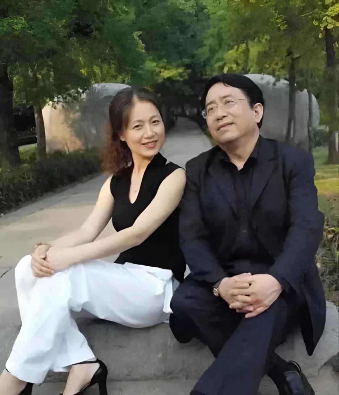1992年,李红意外发现丈夫余秋雨,爱上了比他小16岁的黄梅戏演员马兰