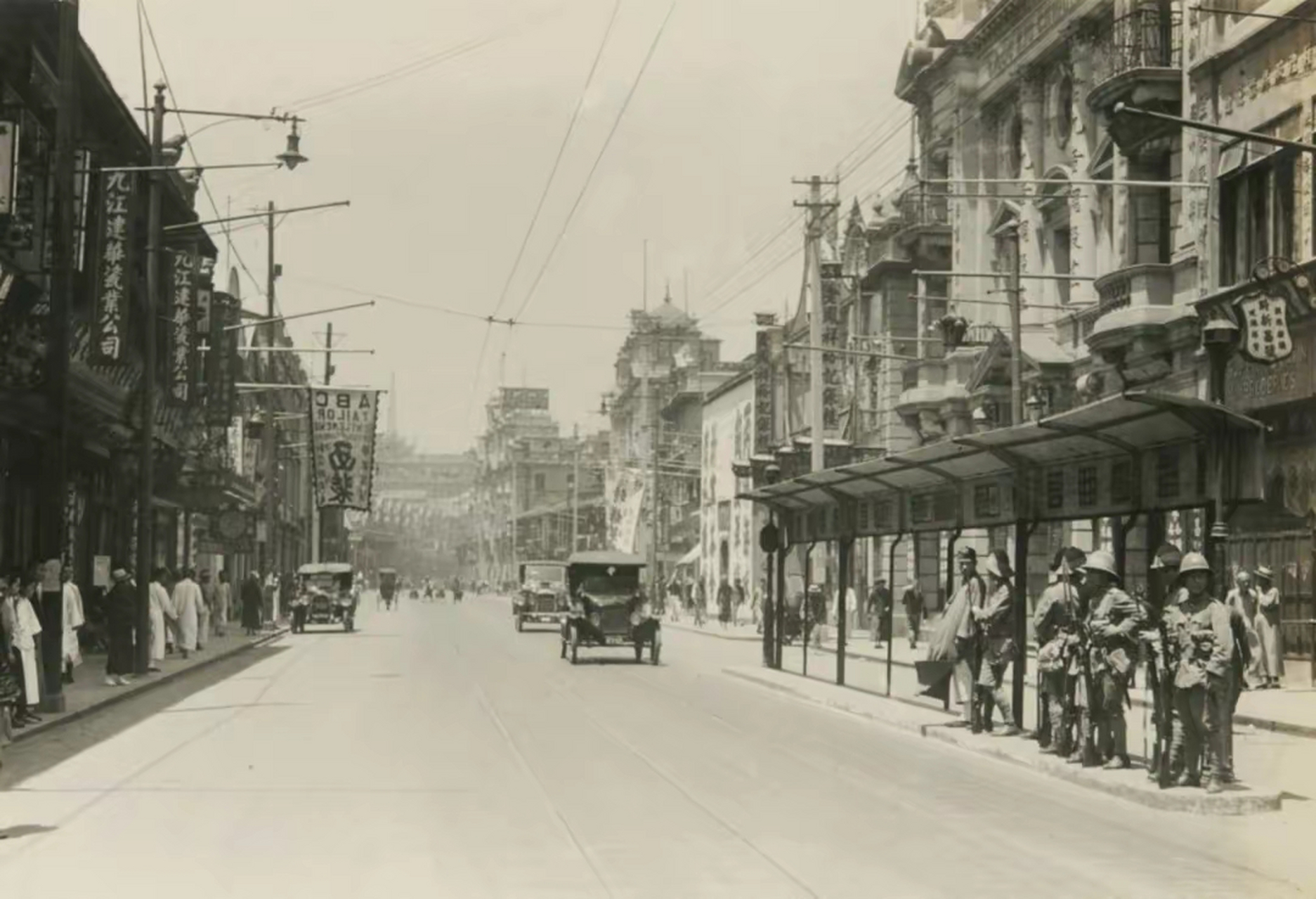 历史老照片,1926年的上海租界马路中间站着壮硕的印度