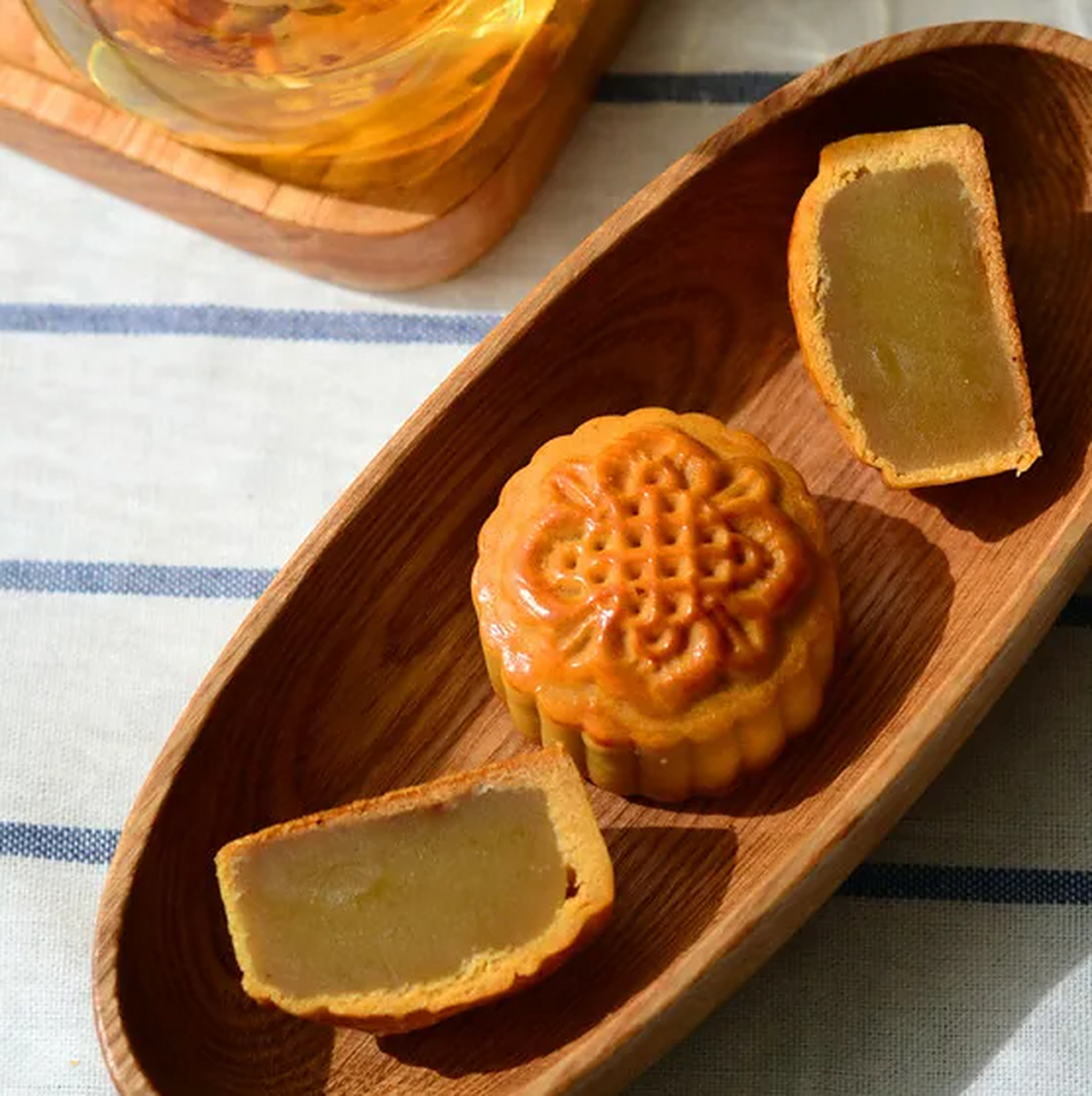 不同口味的月饼英文介绍040404  豆沙月饼  red bean mooncake