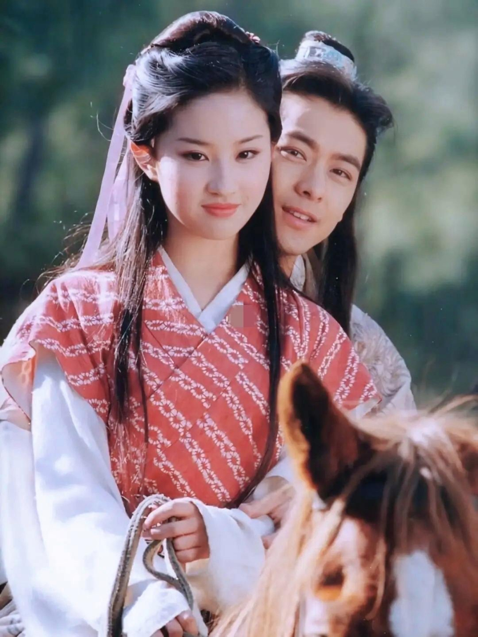 刘亦菲林志颖20年前合照# 最近有网友晒出刘亦菲林志颍20年前的合照