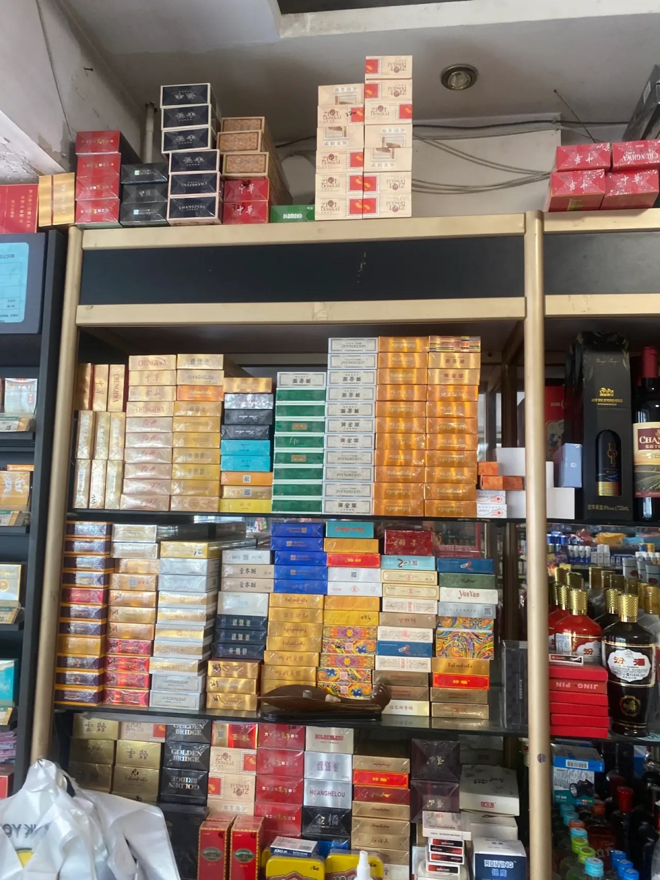 昨天就卖了1500块钱,烟就占了500元,卖了两条紫云240,一条白塔山110