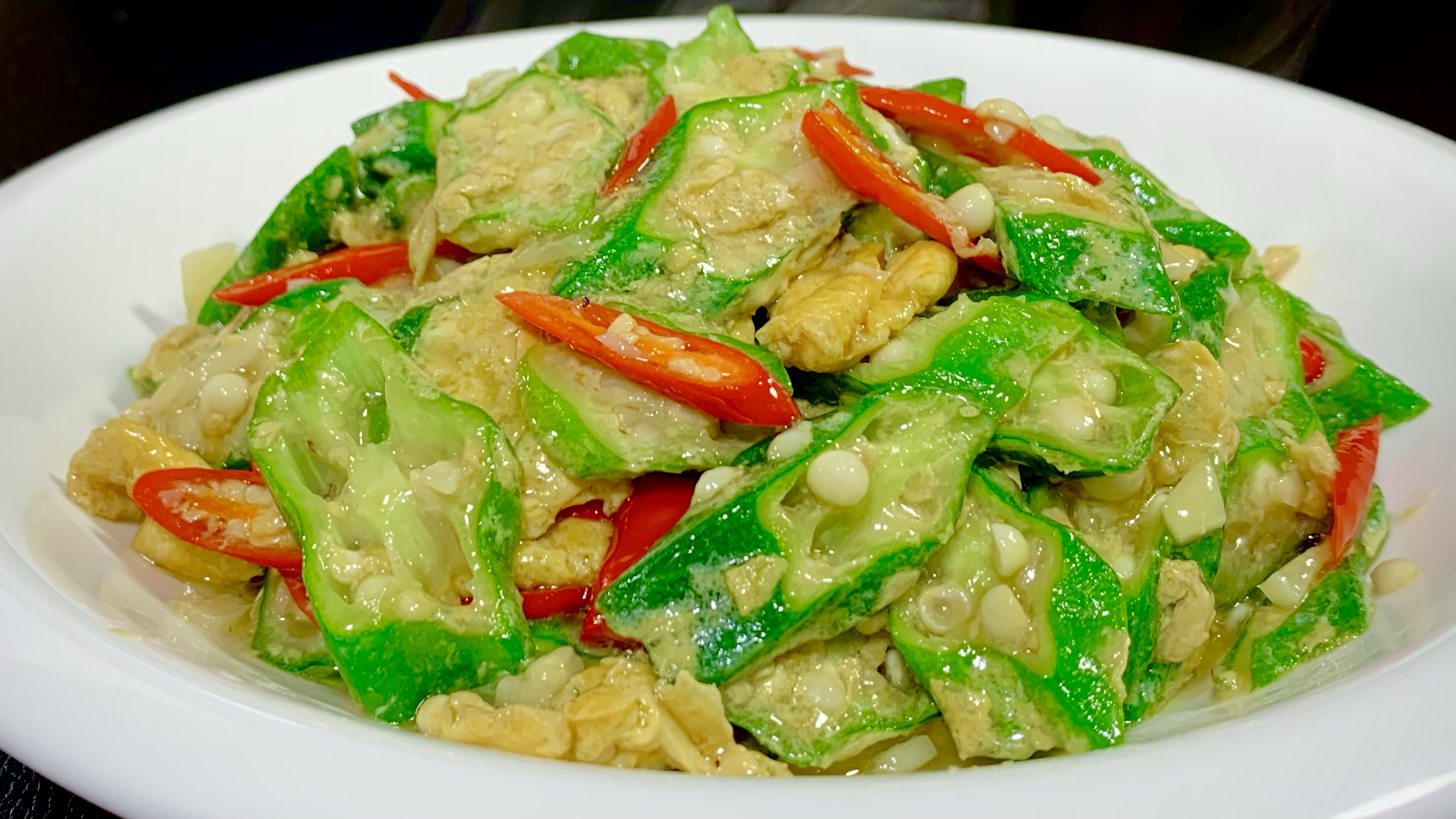 把秋葵放到鸡蛋里面炒一炒,一瞬间变成一道非常好吃的美食,好香