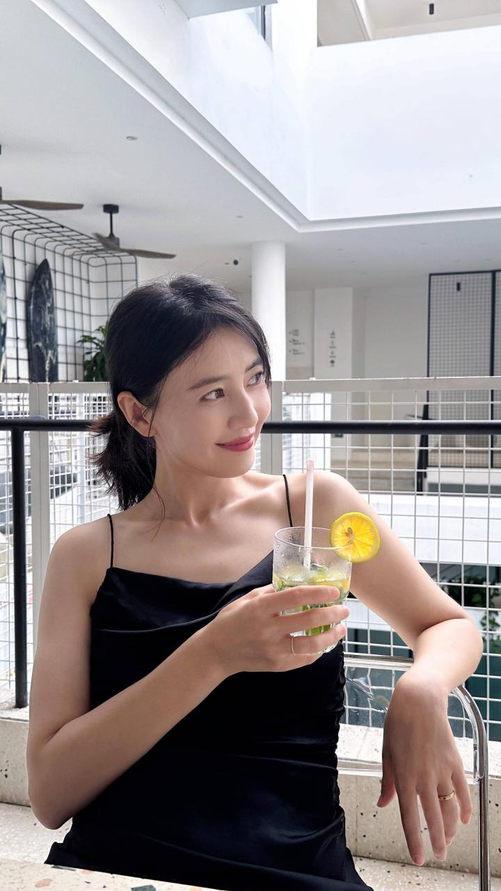 高圆圆海边穿吊带裙美照