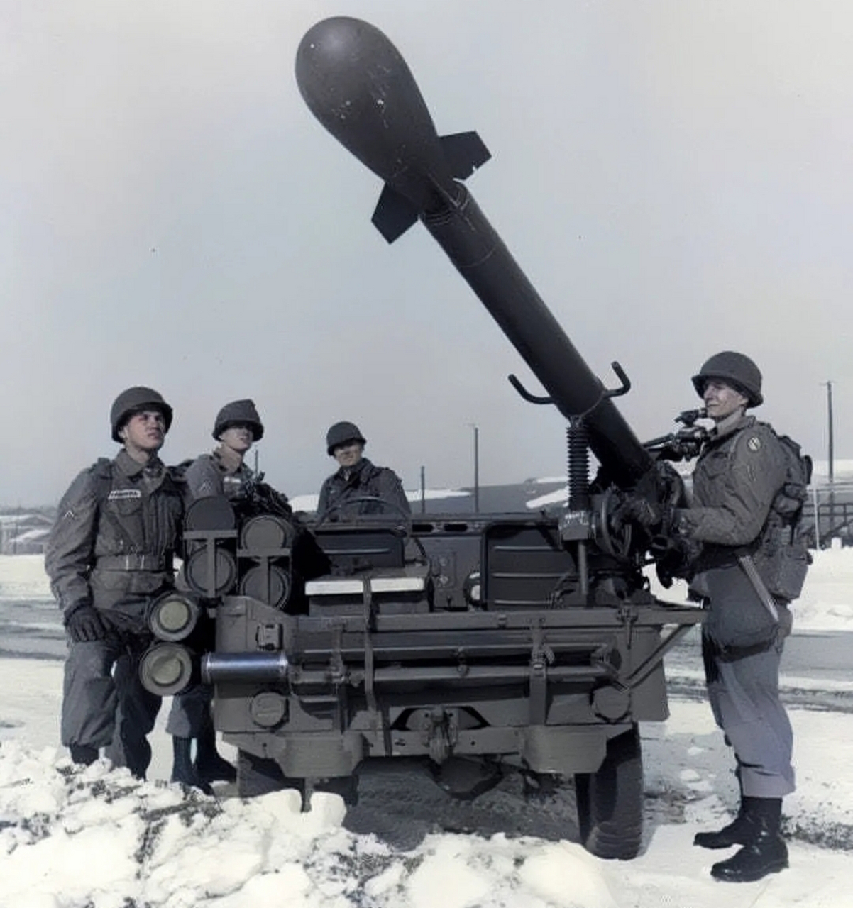 这是冷战时期,美军新研发的一种无后坐力滑膛炮战术核武器,上面可携带