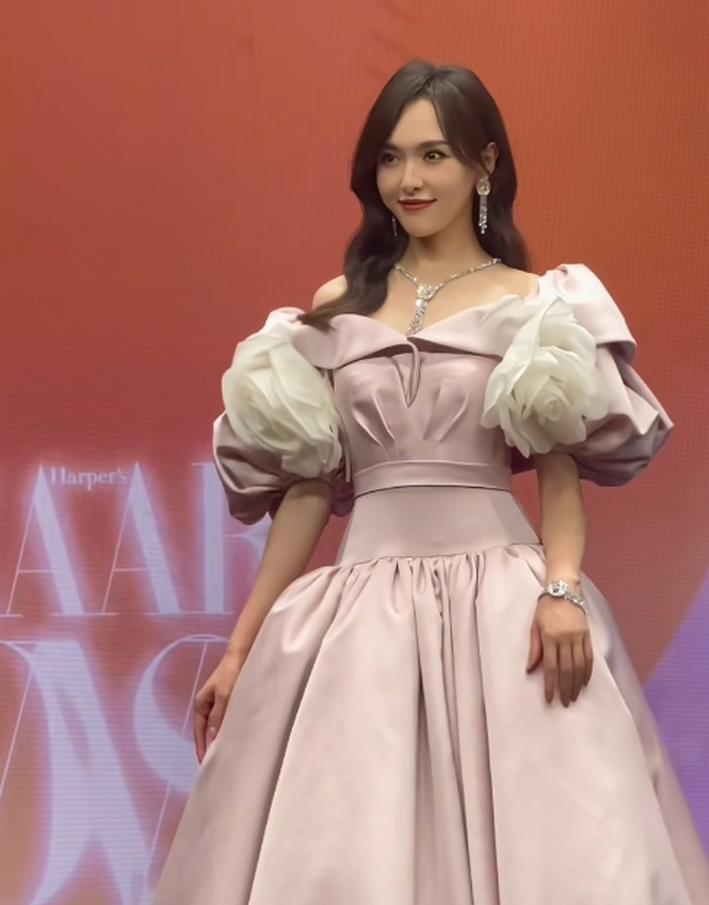 唐嫣时尚芭莎造型真的好美,粉色公主,只是发型怎么变了?