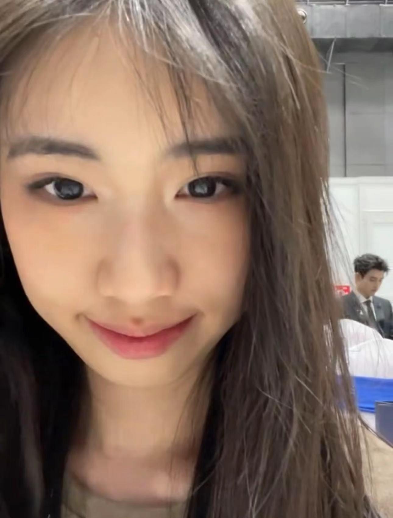 冯小刚养女徐朵,17岁颜值逆袭太惊艳,华表之夜引发网友热议!