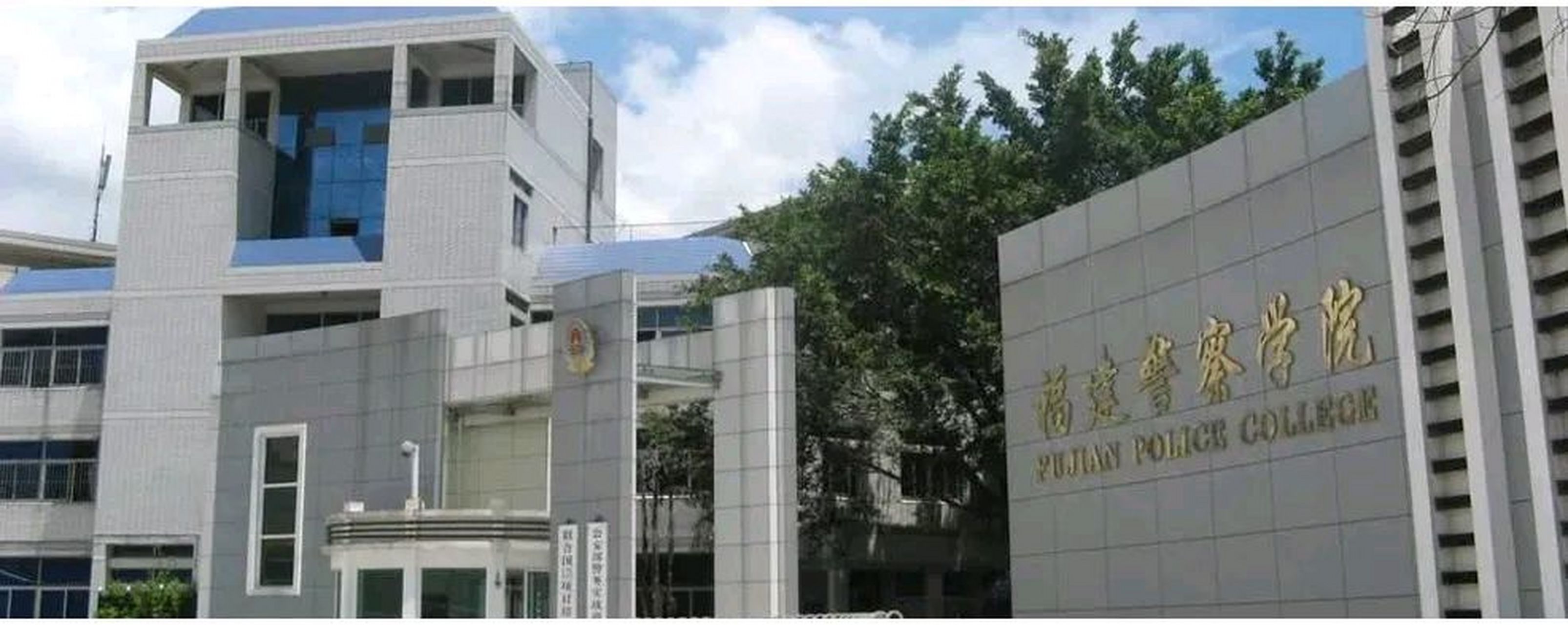 小表妹今年从福建警察学院毕业了,去了一家职业学校当教官,一个月工资