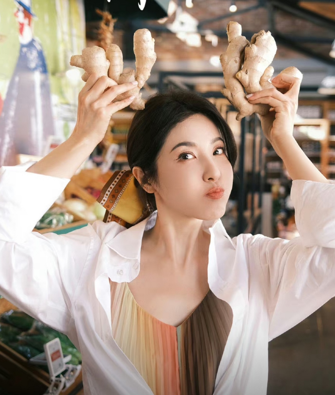 曾黎分享海边旅行照清新自然,她用丝巾扎马尾,背影看