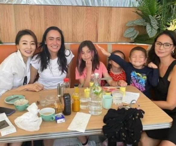 吴彦祖的10岁女儿最新照片曝光,吴斐然染了粉色头发