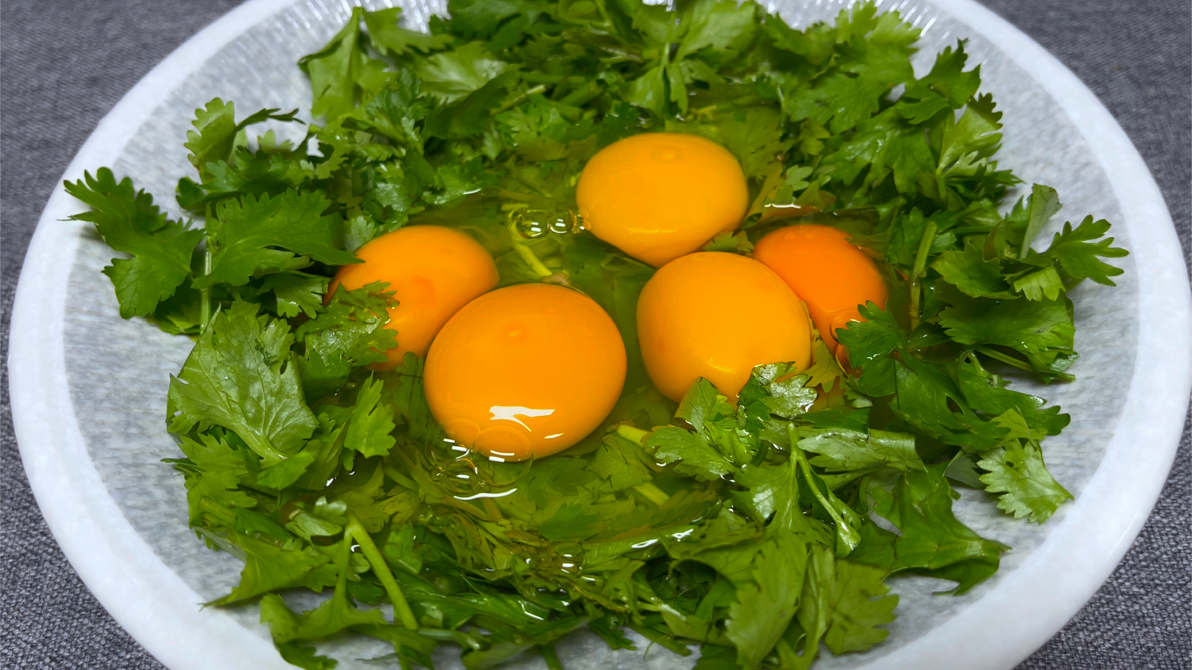 香菜搭配鸡蛋，出锅就是我家一周吃八次的素菜，营养丰富百吃不腻