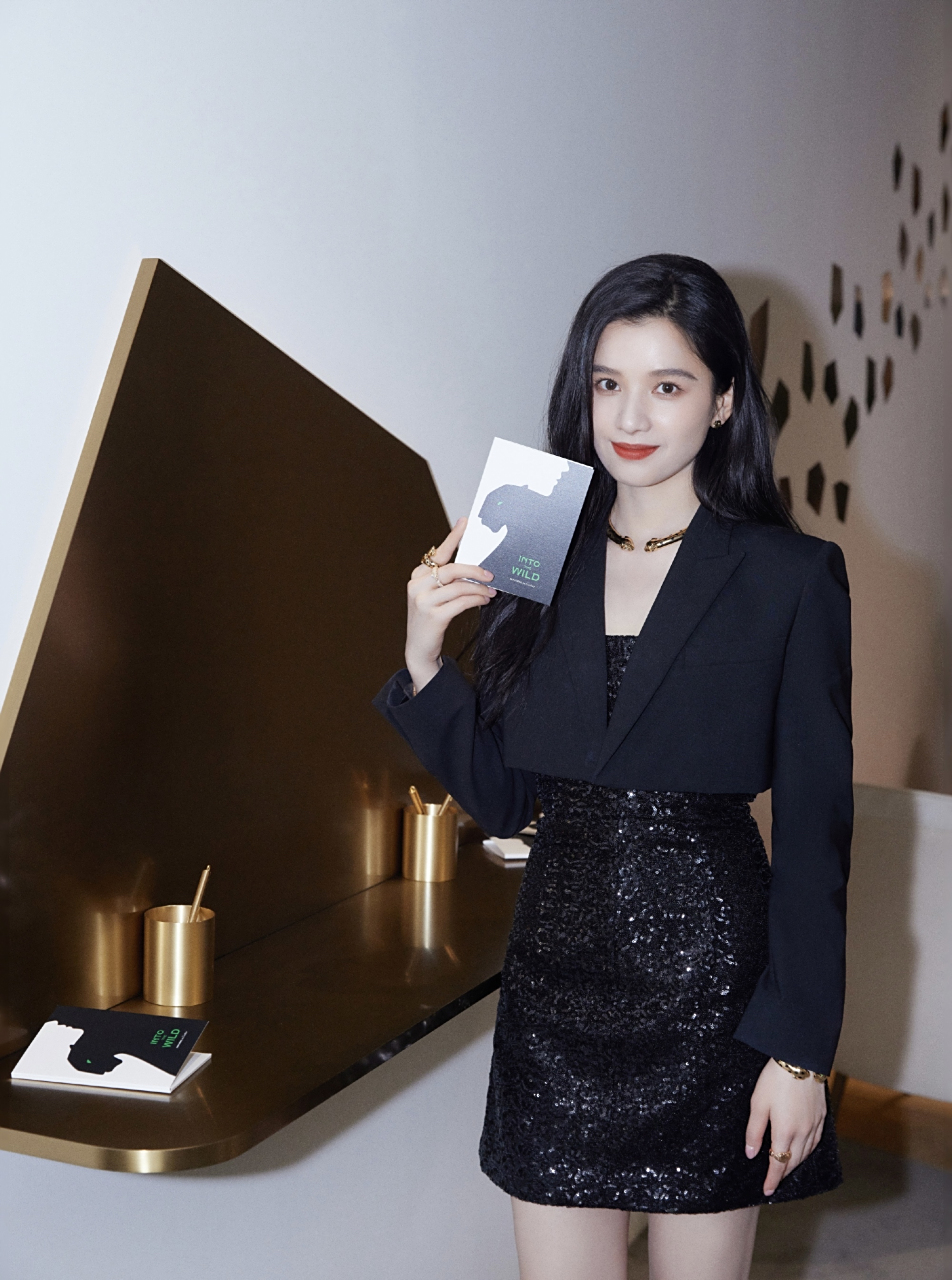 张婧仪亮片短裙配小香风礼服,大露长腿很美艳